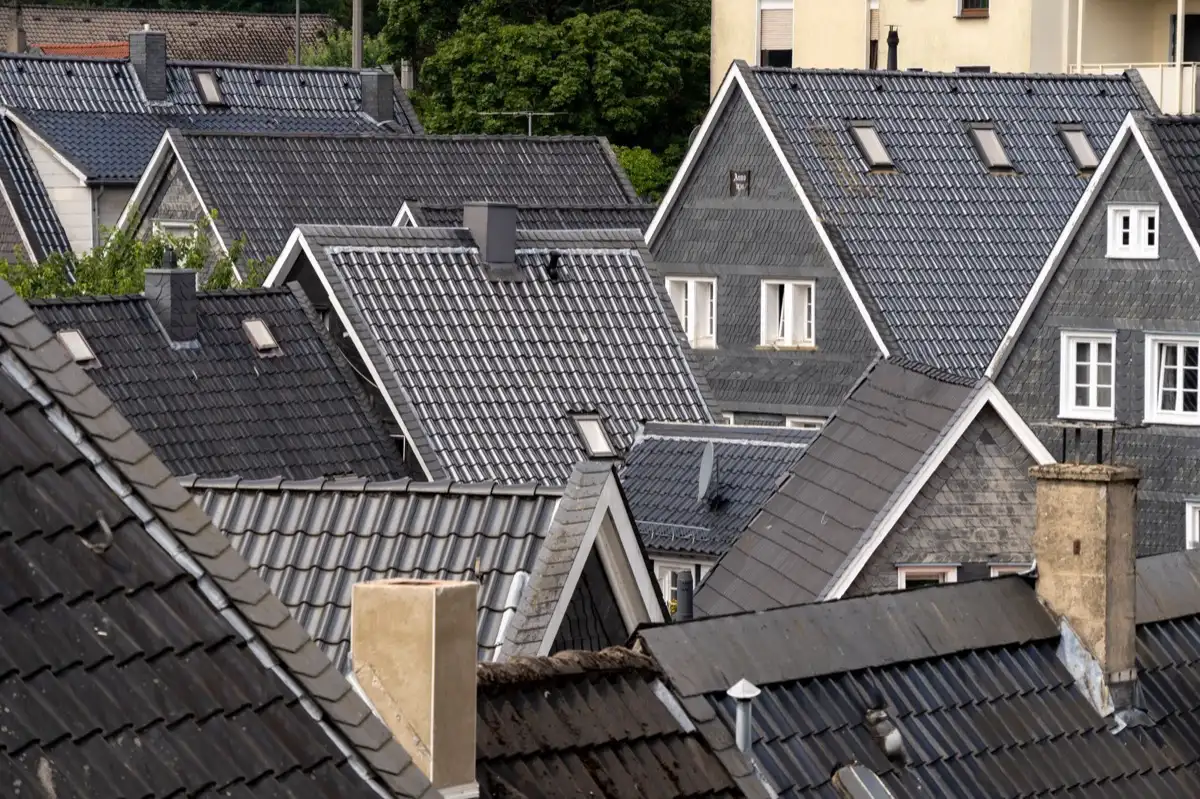 Steep roof eaves and gutter lines on houses in Fort Wayne, IN